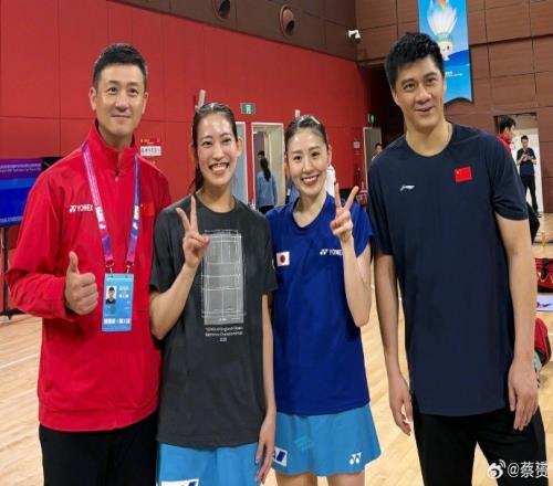 蔡赟晒“风云组合”与“山羊组合”合照，志田千阳剪刀手出镜
