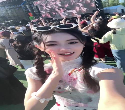 篮球主播金佳悦忙里偷闲去了音乐节，这一眼就像小明星啊