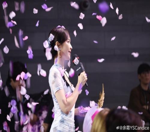 古韵流芳余霜分享照片：灵魂莲华邂逅中式旗袍绝美的梦幻