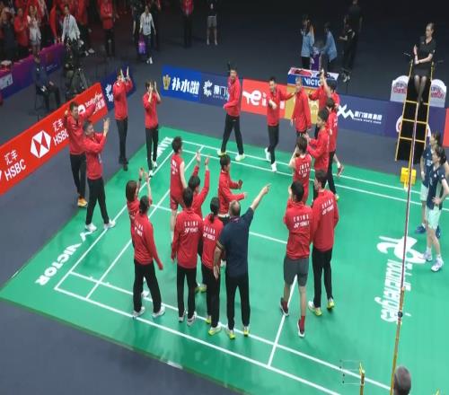 羡慕国羽夺冠后全队围成一圈庆祝，韩国女双选手一旁等待握手