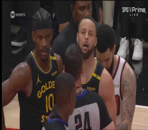 很冷静！范弗里特防快攻推翻巴特勒后库里卡在俩人中间避免升级