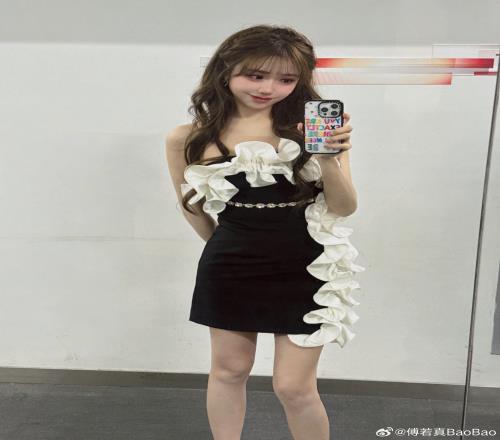 LPL女主持BaoBao晒照：纯黑连衣短裙身前白花设计惹眼