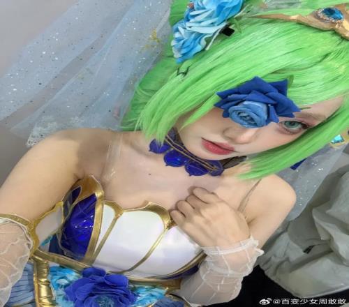 主持周敢敢晒照：搞了三个小时的妆造，泪目了