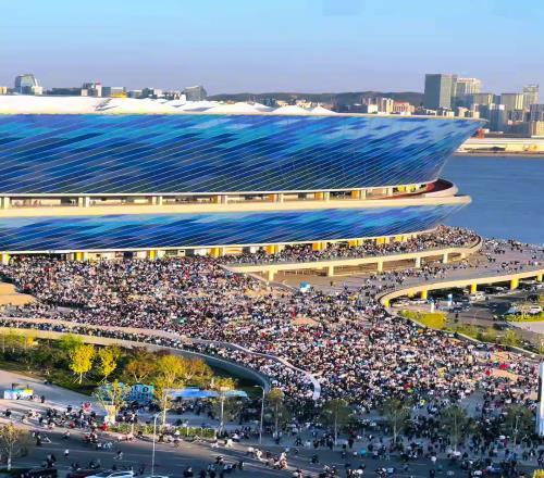 真壮观啊！实拍大连主场6万人散场
