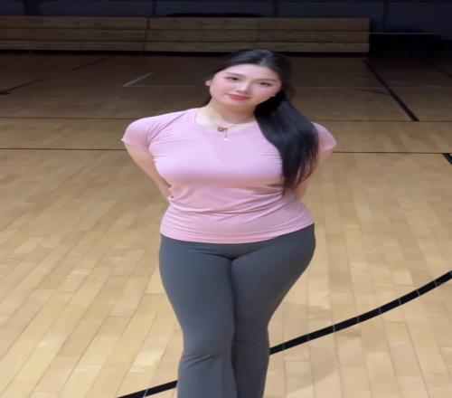 肘子姐再秀丰满身材：让我成为你心里的一根刺吧