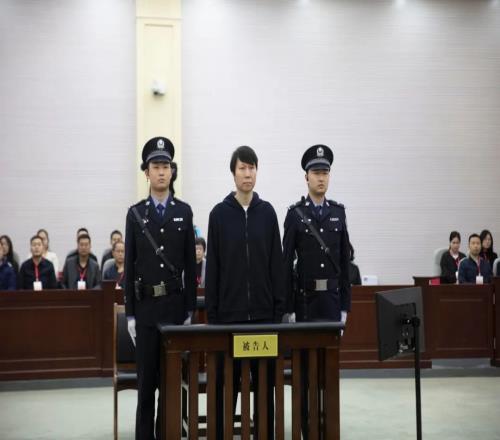 快剃头了李铁案二审已宣判，去年3月一审开庭时刘海还在