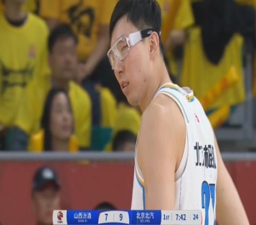迎来复出！首节还剩7分42秒周琦戴护目镜替补登场