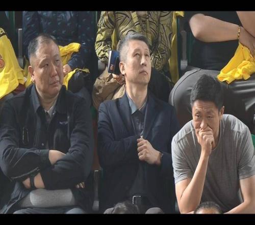 中国男篮主帅郭士强&助教王晗来到现场观看北京VS山西一番战