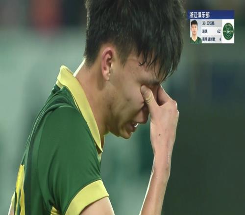 双手指天泪洒赛场！18岁王钰栋轰世界波，打入赛季个人第4球