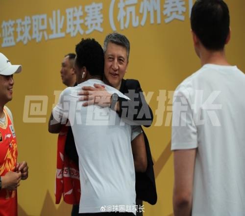 两头跑中国男篮主帅郭士强&助教王晗现场观看广厦辽宁二番战