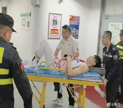 被担架抬着上救护车曾凡博：不想去医院要继续打要留下来
