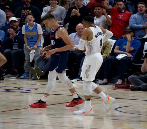 威少2+1祭出经典摇娃娃鲍尔默就那么直勾勾盯着他