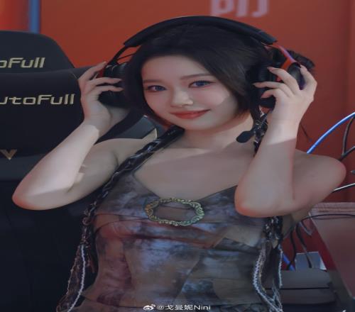 无畏契约女主持曼妮晒照：我会一直盯着你