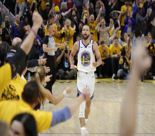 2年前的今天：库里G7爆砍50分淘汰国王NBA历史抢七50+首人
