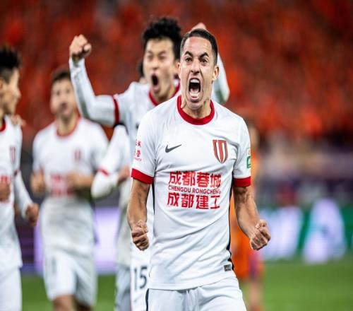 足球报：蓉城面对前五球队不败，战申花是争冠格局第一个关键点