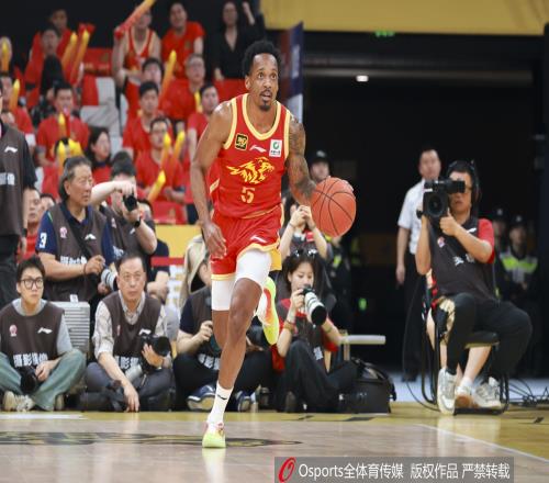 媒体人：辽宁过度纠结裁判太影响发挥换威尔斯防布朗或是好选择