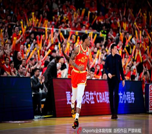 打破均势！纳纳利半场5中4拿下10分首节末连拿8分拉开分差