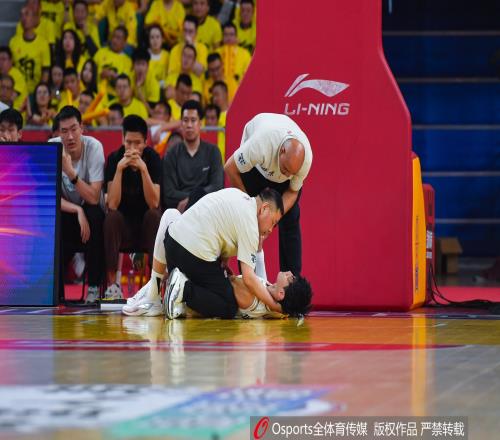 媒体人：山西啦啦队负责人说曾凡博摔倒是装的没看到刘传兴道歉