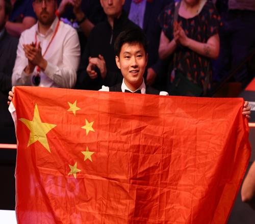 中国首人！赵心童世锦赛夺冠，赛后在克鲁斯堡高举五星红旗