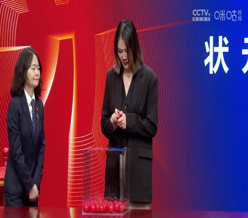 江苏男篮的女经理参加抽签！这颜值和身材真不错呀！