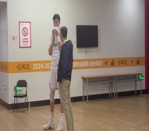 聊啥呢男篮主教练郭士强前来观看CBA总决赛，并与周琦热聊