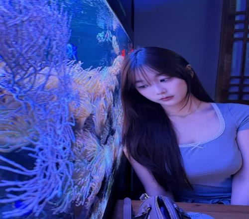 前LPL英文流解说Kitty晒照：低头看着你让我开心了起来
