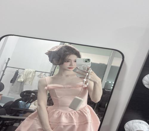 主持小悠晒照：昨天上班是粉色皮肤，出差广东的一周结束啦