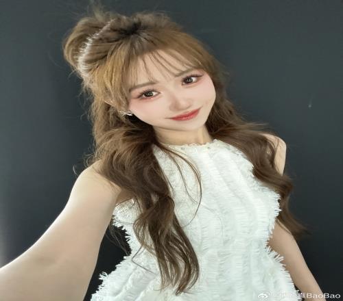 娃导眼光确实不错！LPL官方主持Baobao晒照：夏日小白裙