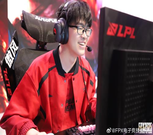 爆冷胜第二，FPX中单Care发文：“黑子说话！全都给我上朝！”