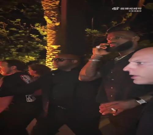 这是去哪玩詹姆斯出行边打电话边拿着烈酒，保镖在两旁围成人墙