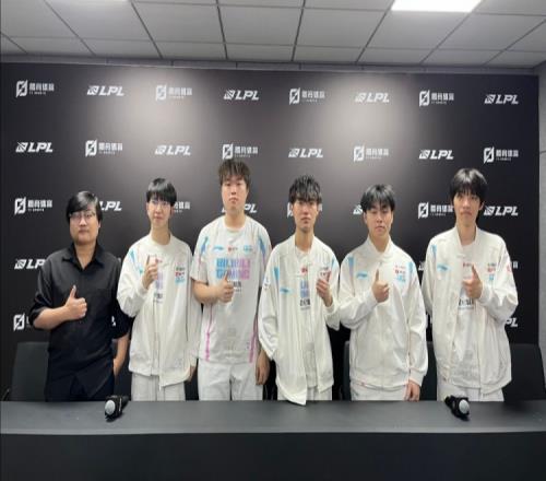 BLG赛后群访Elk：Bin陪我们练Solo但是他赢的多