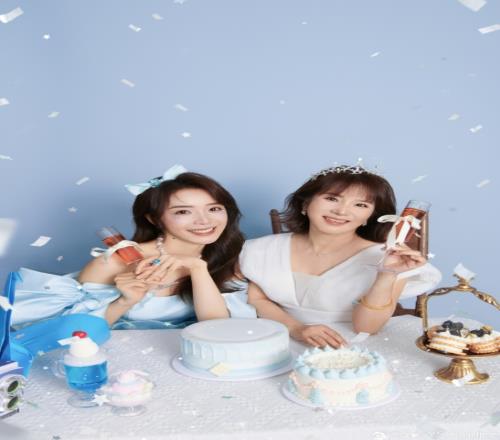 余霜分享与母亲的写真合照：希望女神妈妈永远做闪闪发光的自己