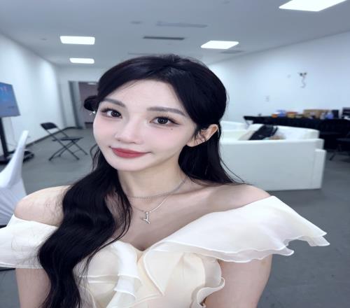 KPL美女主持人小鹿晒照：轻和一曲，春日回响