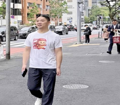 拼了！刘强东穿京东外卖猪猪侠T恤现身日本：背后还有二维码