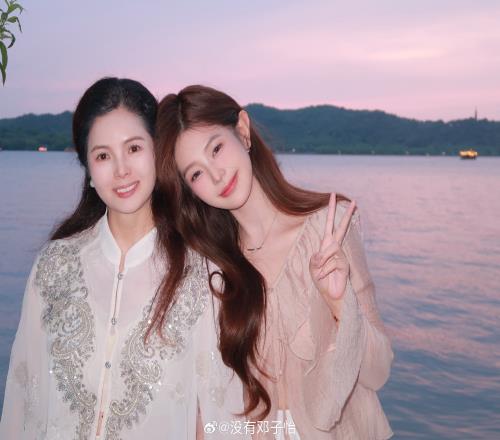 一摸一样！Meiko女友晒照：爱人如养花最好的花匠是妈妈