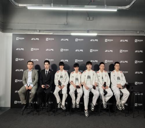 爆了全员玉玉！WBG教练：最重要的是要互相帮助成为彼此的力量