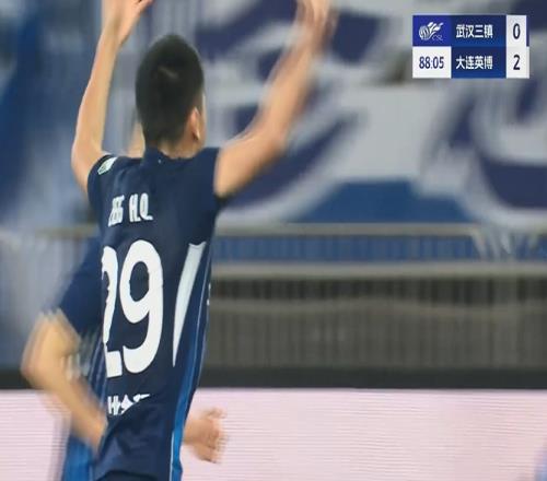 三镇扳回一球！第88分钟，郑浩乾禁区内推射破门，三镇12英博