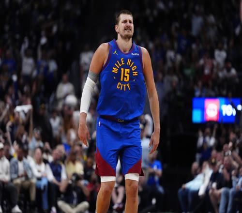 约基奇单场三分10中0外加8失误NBA历史任意比赛首人