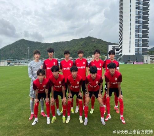 亚泰U21队主帅阎峰、守门员教练秦潇完成救火任务13日返回珠海