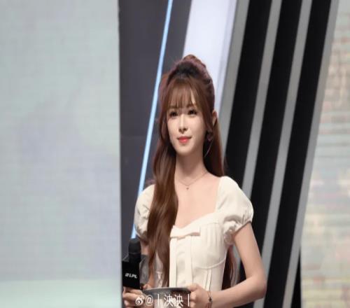 LPL女主持泱泱晒照：昨天下班回去倒头就睡，又是元气满满的一天