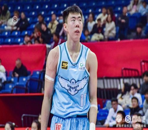 直播吧：医生从手肘部取出一块骨头植入段昂君手腕舟骨骨折部位