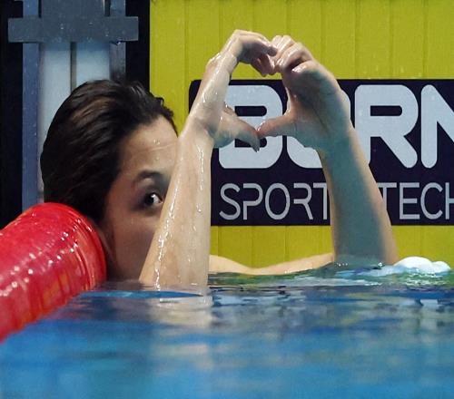 女子100米蝶泳决赛：余依婷57秒30夺冠，张雨霏57秒39银牌