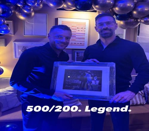 范尼社媒晒与瓦尔迪合照：500场200球，传奇！