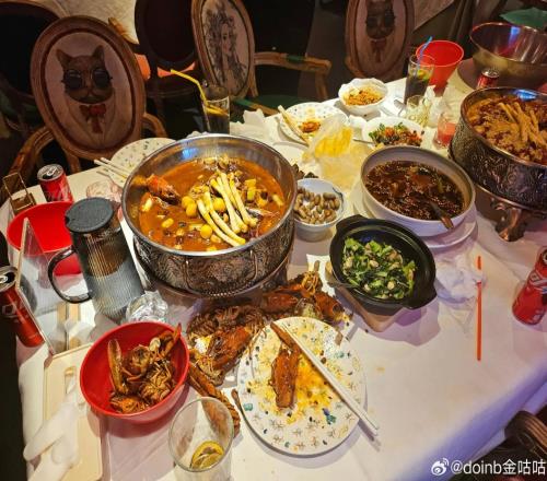医药费Doinb赛后晒与Ale和Xun聚餐图：谢谢乐哥
