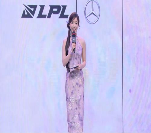紫色确实很有韵味LPL上海现场女主持人余霜：一身紧身旗袍
