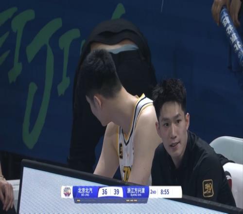 看起来问题不大！胡金秋已经返回替补席