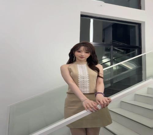 LPL美女主持阿芙晒照：520快乐兄弟姐妹萌！我在家p上班的库存