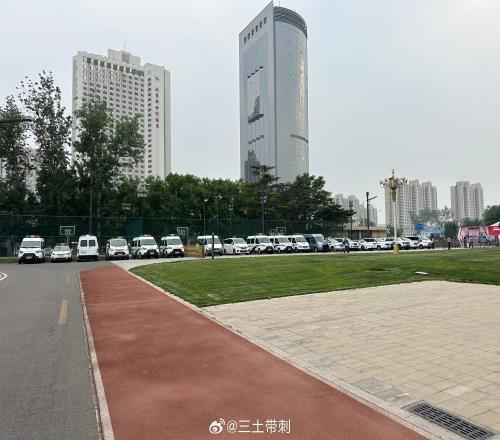 防止闹事媒体人晒图：大量警车停在北京男篮主场停车场