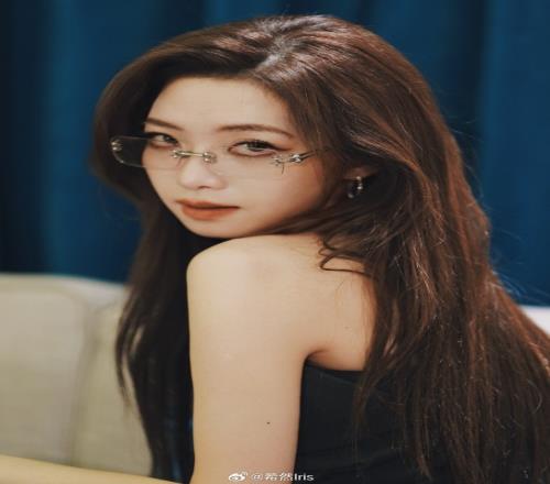 主持希然晒照：上周的灰色西装