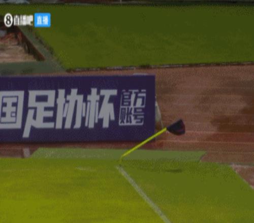 现场球迷激情不减！足协杯广州豹主场风大雨急，连角旗杆都被吹倒